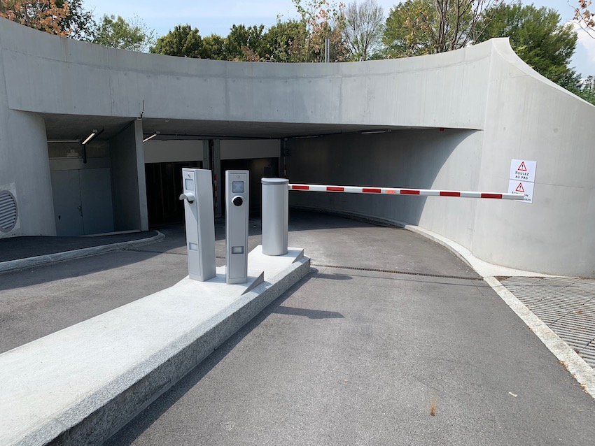 Entrée de parking équipée par Hesion